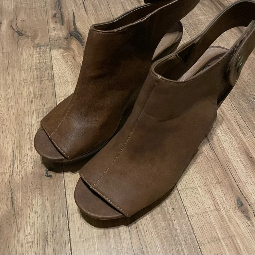 👡Candie’s peep toe wedges👡